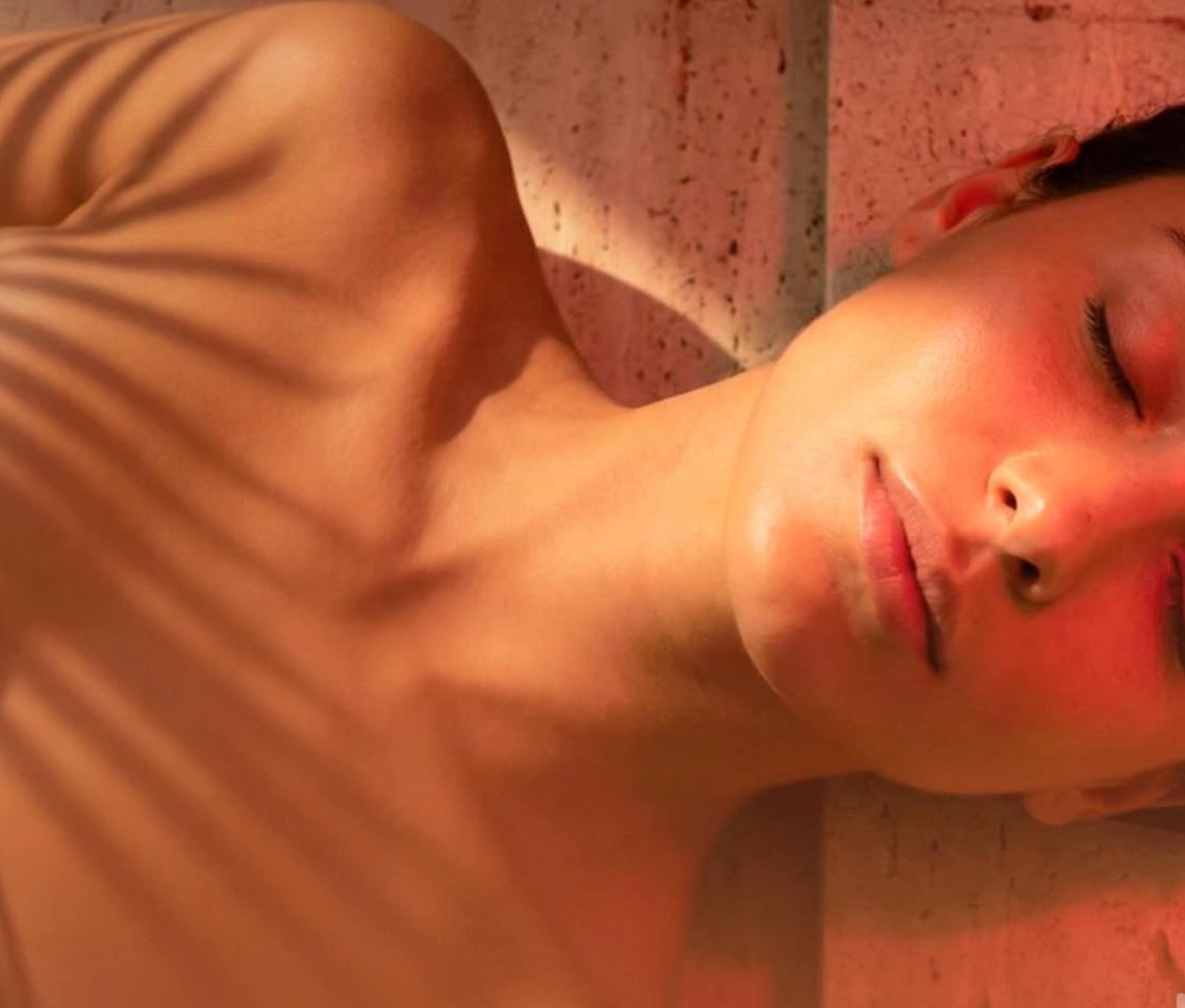 Piel dorada al atardecer — editorial íntimo